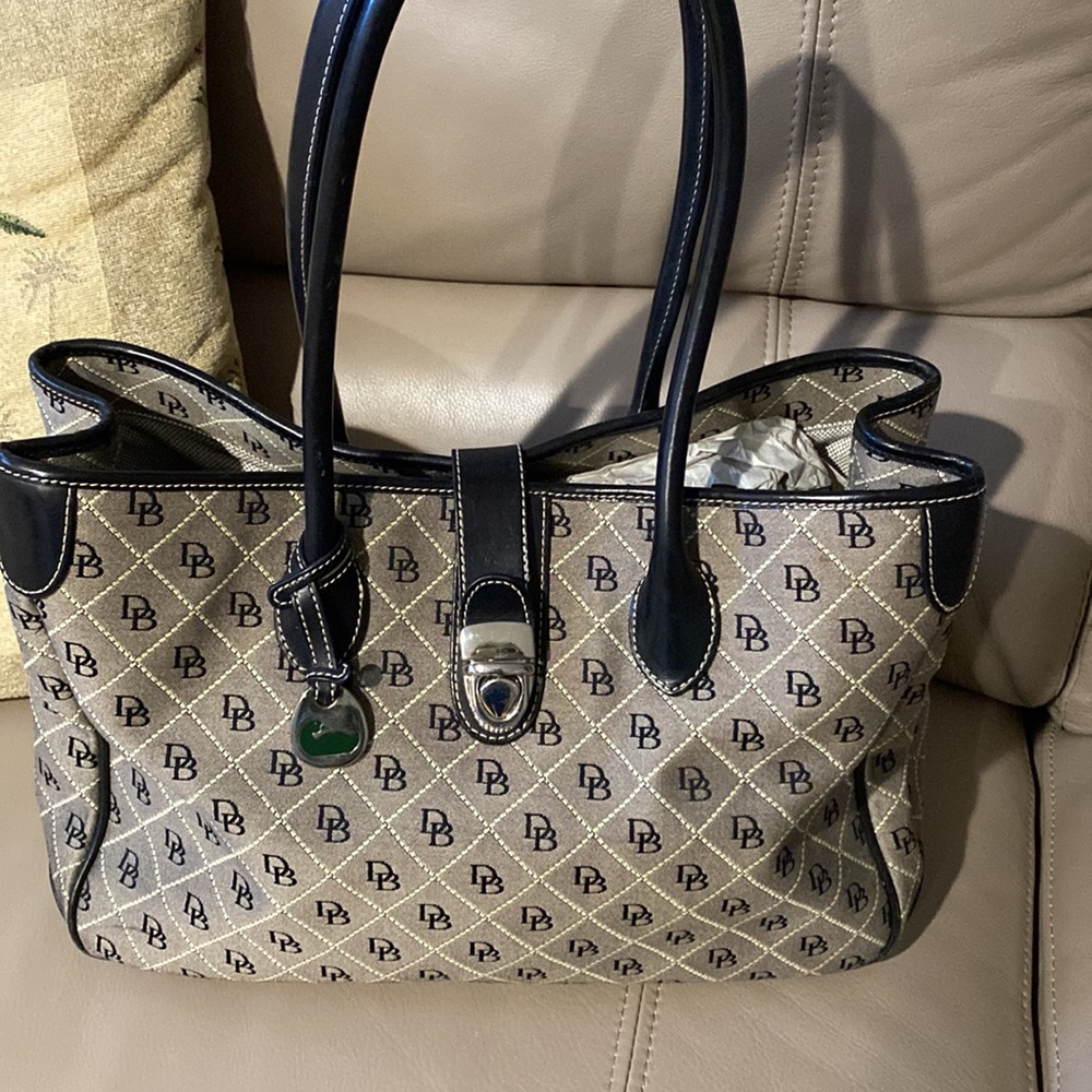 Classy Dooney&Bourke purse. Perfect condition. Great for work/travel.